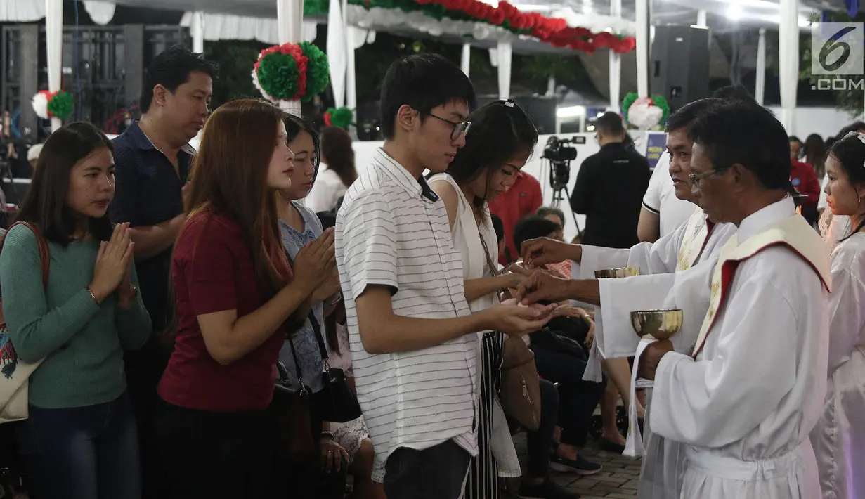 Jemaat ketika mengikuti Misa Natal 2018 di Gereja Katedral, Jakarta, Senin (24/12). Misa Natal 2018 yang dipimpin Pastor kepala paroki Hani Rudi Hartoko mengusung tema "Yesus Kristus Hikmat Bagi Kita”. (Liputan6.com/Herman Zakharia)