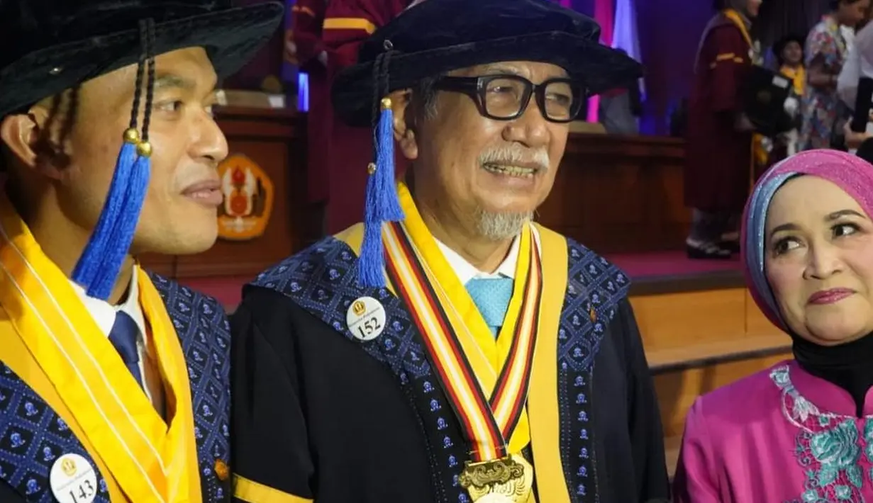 Kebahagiaan makin lengkap karena lulus dengan hasil sempurna. Deddy dan putranya sama-sama lulus dengan IPK 4,0. Deddy dan putranya kuliah doktor di kampus UNPAD dengan jurusan yang sama yaitu Administrasi Peminatan Ilmu Pemerintahan. [Instagram/deddy_mizwar]