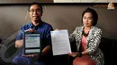 Atas tudingan itu, Direktur Hukum PSSI Aristo Pangaribuan (kiri) menyomasi pemilik akun Apung Widardi. Tampak bukti screen capture dan surat somasi ditunjukkan pada media, Senin (10/02/14) (Liputan6.com/Helmi Fithriansyah) 