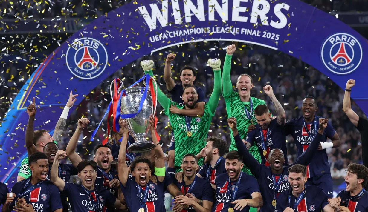 Kapten tim Paris Saint-Germain (PSG) asal Brasil, Marquinhos mengangkat trofi bersama rekan setimnya saat merayakan kemenangan pada laga final Liga Champions 2024/2025 melawan Inter Milan di Allianz Arena, Jerman, pada 31 Mei 2025 waktu setempat atau Minggu 1 Juni 2025 dini hari WIB. (FRANCK FIFE/AFP)