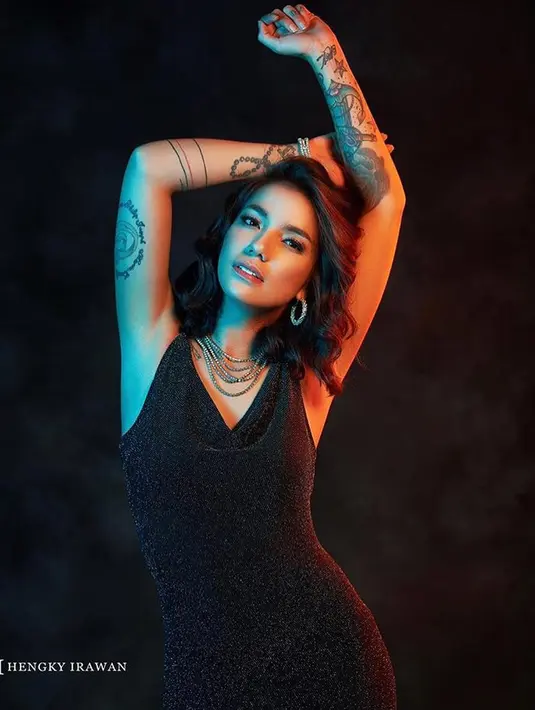 Bukan hanya berbakat dalam dunia akting, Sheila Marcia juga terjun di dunia modeling. Tak heran jika ia pandai berpose di depan kamera. Penampilannya dengan makeup tebal saat pemotretan ini tampak memukau. 
 (Liputan6.com/IG/@itssheilamj)