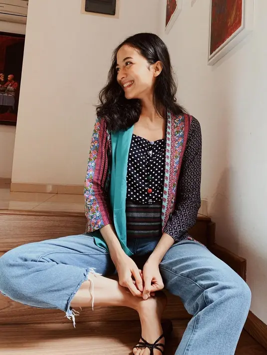 Ingin menghadirkan kesan etnik pada penampilanmu? Padukan kebaya batik dan denim seperti tampilan Putri Marino, sehingga batik bisa dipakai di segala kesempatan. (Foto: Instagram/ Putri Marino)