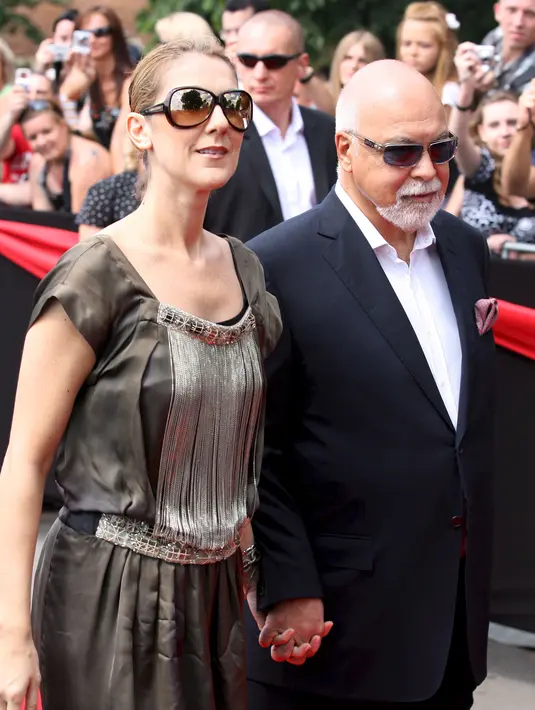 “Aku berkata, ‘Kamu takut? Aku mengerti, bicara padaku.’ Dan René mengatakan kepadaku, ‘Saya ingin mati di tanganmu.’ Oke, baik. ‘Aku akan di sana. Kamu akan mati di dalam pelukanku’.” ungkap Celine Dion. (Bintang/EPA) Sumber: dailymail.co.uk