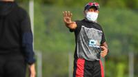 Pelatih Borneo FC, Fakhri Husaini, sedasaat memimpin latihan terakhir jelang laga melawan PSM Makassar di BRI Liga 1. (Bola.com/Nandang Permana)