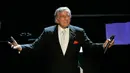 Reaksi Tony Bennett setelah membawakan lagu "I left My Heart in San Francisco" dalam perayaan ulang tahunnya yang ke-80 di Kodak Theater, Los Angeles, Amerika Serikat, 9 November 2006. (AP Photo/Kevork Djansezian, File)
