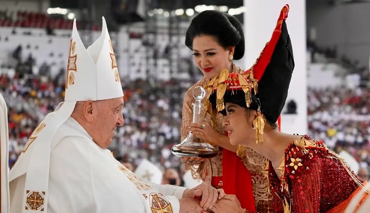 <p>Lyodra Ginting tampil megah bernuansa etnik kenakan busana adat Batak Karo [@lyodraginting]</p>