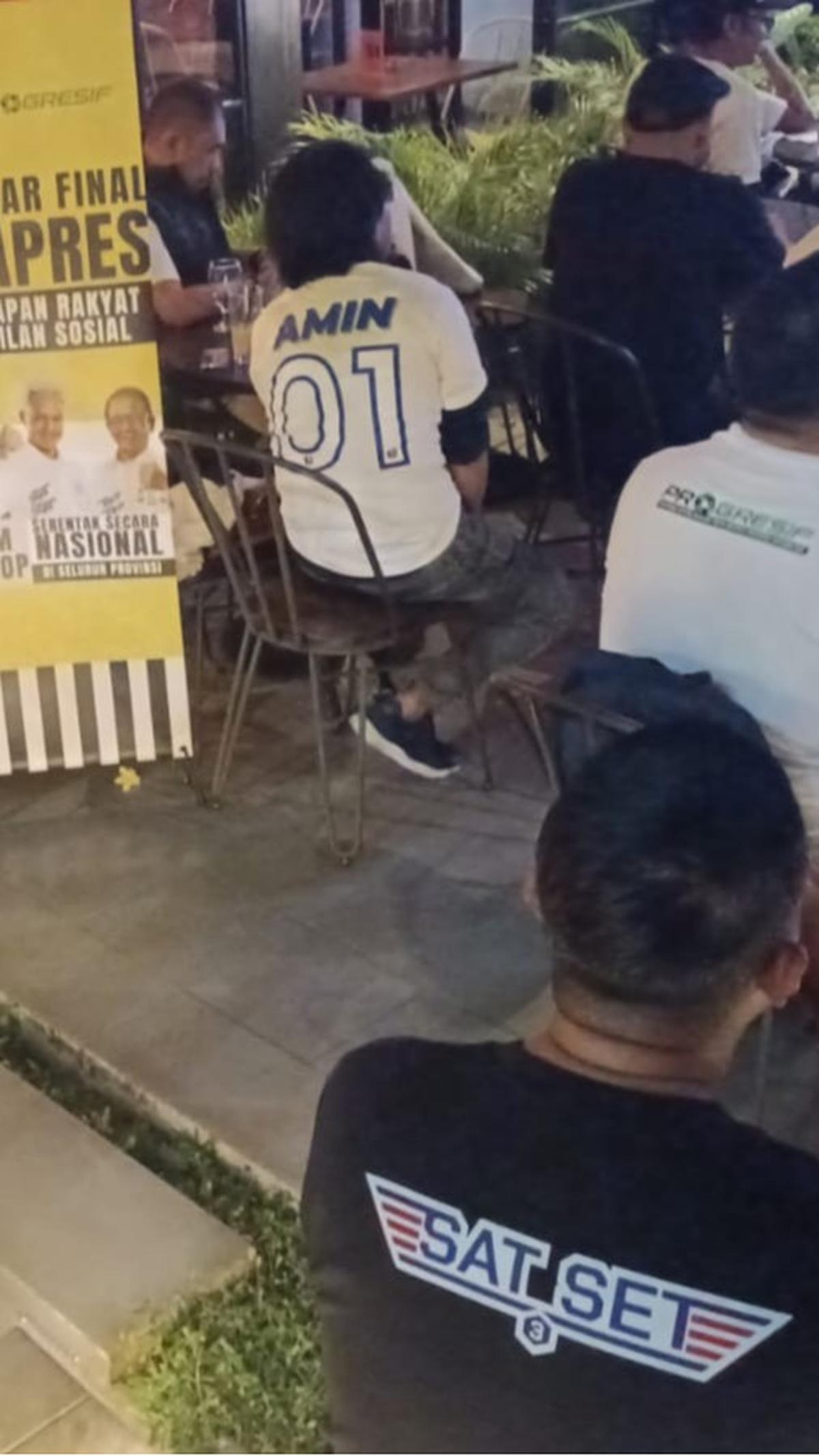"Huuuuuuu, sorry ye, sorry ye," teriak para pendukung 01-03 di Jakarta Selatan, Minggu (4/2).<br>