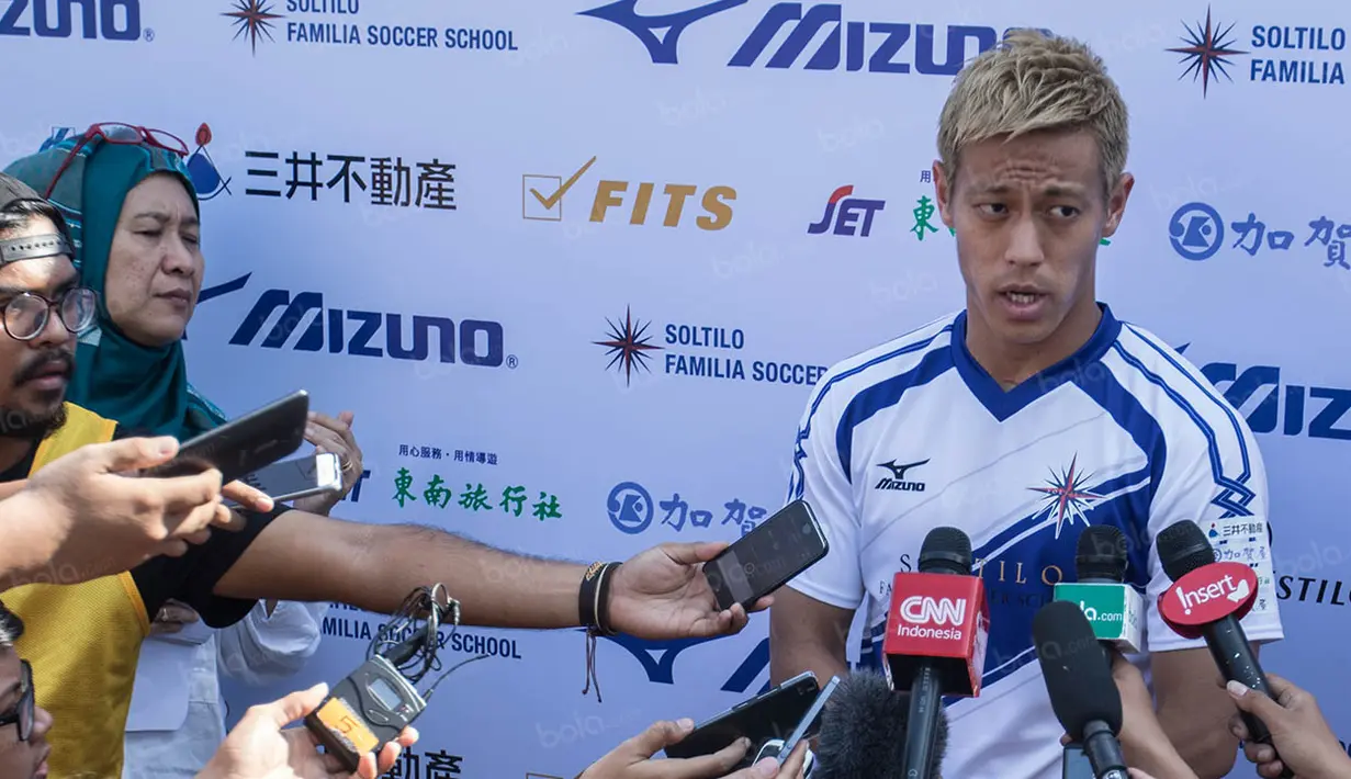 Pada penghujung acara Keisuke Honda diwawancara oleh sejumlah wartawan yang umumnya menanyakan seputar rencana kariernya di AC Milan musim depan. (Bola.com/Vitalis Yogi Trisna)