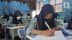 Sejumlah siswa mengikuti proses pembelajaran di SMP Negeri 1 Kota Tangerang, Kamis (12/5/2022). Sekolah di Kota Tangerang mulai menggelar pembelajaran tatap muka (PTM) setelah libur lebaran 2022. (Liputan6.com/Angga Yuniar)