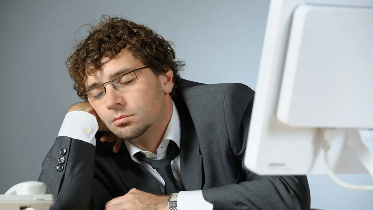 Tips Agar Tak Ngantuk saat Kerja Usai Nonton Piala (Timurpix/Shutterstock)