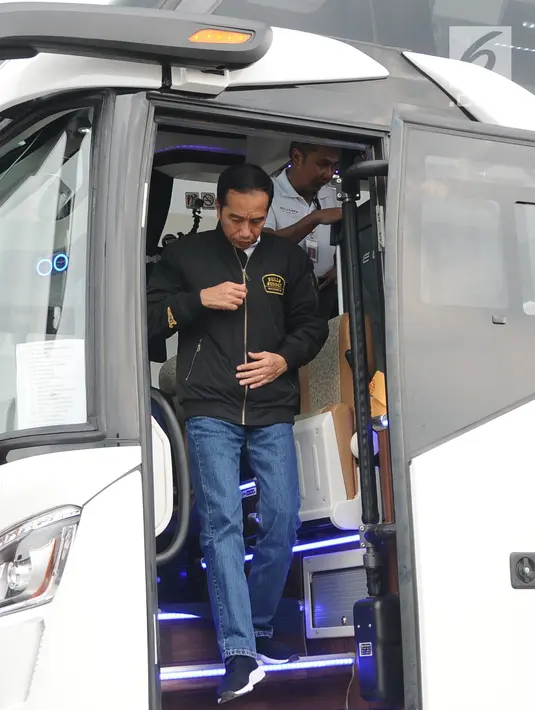 Presiden Joko Widodo turun dari bus usai menjajal jalan Tol Trans Jawa, Kamis (20/12). Jokowi menggunakan bus ketika uji coba trans Jawa sepanjang 341 km dari Surabaya menuju Jembatan Kali Kuto, di Kendal, Jawa Tengah. (Liputan6.com/Angga Yuniar)