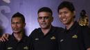 Ismed Sofyan, Cristian Gonzales dan Adam Alis, saat peluncuran sepatu Specs Futuristik di Restoran Terrace, Jakarta, Senin (4/6/2018). Sejumlah bintang Liga 1 Indonesia menghadiri peluncuran sepatu terbaru dari Specs. (Bola.com/Vitalis Yogi Trisna)
