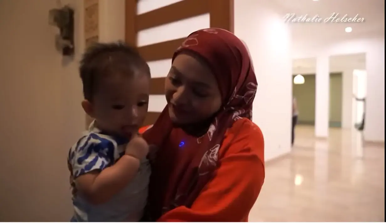 (Youtube/NATHALIE HOLSCHER)