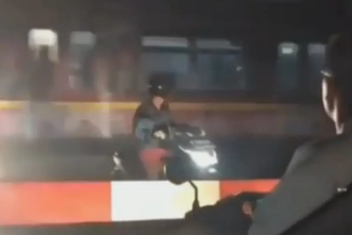 Pemotor ini berhenti diantara rel kereta
