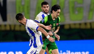 Gelandang Persebaya Surabaya, Francisco Rivera melewati penjagaan gelandang Persib Bandung, Luciano Guaycochea dalam laga pekan ke-24 BRI Super League 2025/2026 di Stadion Gelora Bung Tomo, Surabaya, Senin (2/3/2026). (Dok. Persebaya)