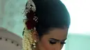 Sonya Fatmala tampak cantik mengenakan kebaya serba putih, lengkap dengan sanggul dan bunga mawar serta melati yang menghiasi rambutnya saat akad nikah di sebuah hotel kawasan TMII, Jakarta, Kamis (23/4/2015). (Liputan6.com/Panji Diksana)