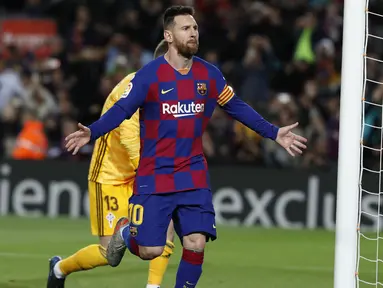 Penyerang Barcelona, Lionel Messi berselebrasi usai mencetak gol ke gawang Celta Vigo pada pertandingan lanjutan La Liga Spanyol di stadion Camp Nou (9/11/2019). Messi mencetak hattrick dipertandingan ini dan mengantar Barcelona menang telak 4-1 atas Vigo. (AP Photo/Joan Monfort)