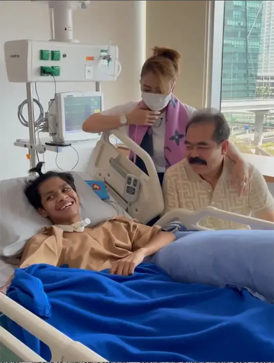 Senyum David setelah berhasil memegang kumis Adam Susezo. Melalui captionnya, Inul juga memohon bantuan doa netizen. "Sayangkuu💋 semakin baik masyaa Allah…yuuk tar lagi kita jalan2 sowan ke jombang yah bareng2… ❤️," tulis Inul Daratista.[Instagram/inul.d]