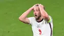 Pemain Inggris Harry Kane bereaksi saat melawan Italia pada pertandingan final Euro 2020 di Stadion Wembley, London, Inggris, 11 Juli 2021. Striker Inggris ini mencetak gol lawan Ukraina dan Denmark, tapi sayang tak bisa berbuat banyak lawan Italia. (FACUNDO ARRIZABALAGA/POOL/AFP)