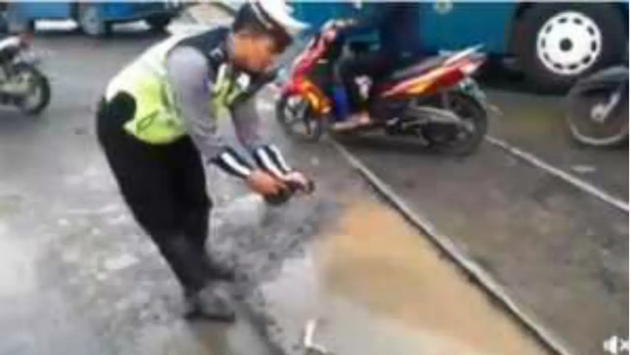 Aksi Lucu Polisi Demak Protes Jalan Rusak