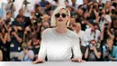 Aktris Kristen Stewart berpose menggunakan kacamata hitam saat sesi pemotretan untuk film "Personal Shopper" dalam kompetisi di Festival Film Cannes ke-69 di Cannes, Prancis, 17 Mei 2016. (REUTERS / Jean-Paul Pelissier)