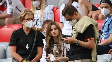 Christina Raphaella (tengah), pacar bek Jerman Matthias Ginter, terlihat di kerumunan menjelang pertandingan sepak bola Grup F UEFA EURO 2020 antara Prancis dan Jerman di Allianz Arena di Munich pada 15 Juni 2021. AFP/Pool/Matthias Hangst)