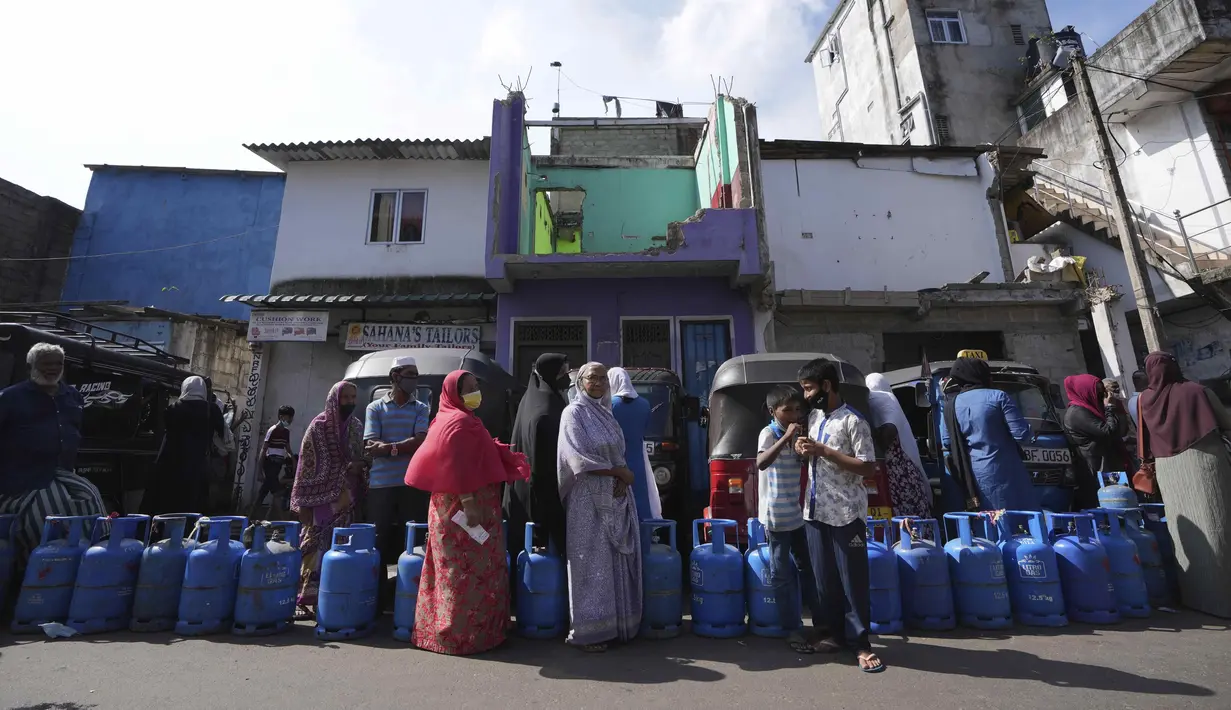 Warga Sri Lanka mengantre untuk mengisi ulang tabung gas memasak saat terjadi kekurangan pasokan di KolomboSelasa (4/1/2022). Antrean panjang selama berjam-jam telah menjadi pemandangan biasa dalam beberapa hari terakhir dalam upaya untuk membeli tabung gas domestik. (AP Photo/Eranga Jayawardena).