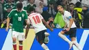 Pemain Inggris Harry Kane bereaksi setelah mencetak gol ketiga timnya selama pertandingan sepak bola babak 16 besar Piala Dunia antara Meksiko dan Inggris di Mexico City, Minggu, 5 Juli 2026. (AP Photo/Natacha Pisarenko)