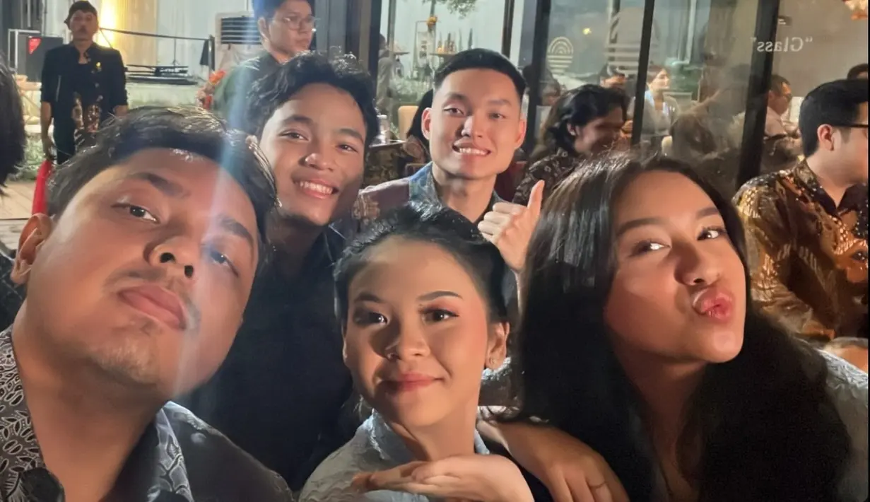 Sembari reuni, Khiran terlihat bahagia bisa bertemu teman lama di tanah air. Wanita yang baru saja genap berusia 19 tahun ini bisa larut dalam temu kangen sahabat setelah lama tak berjumpa. (Liputan6.com/IG/@khiranitrihatmodjo)