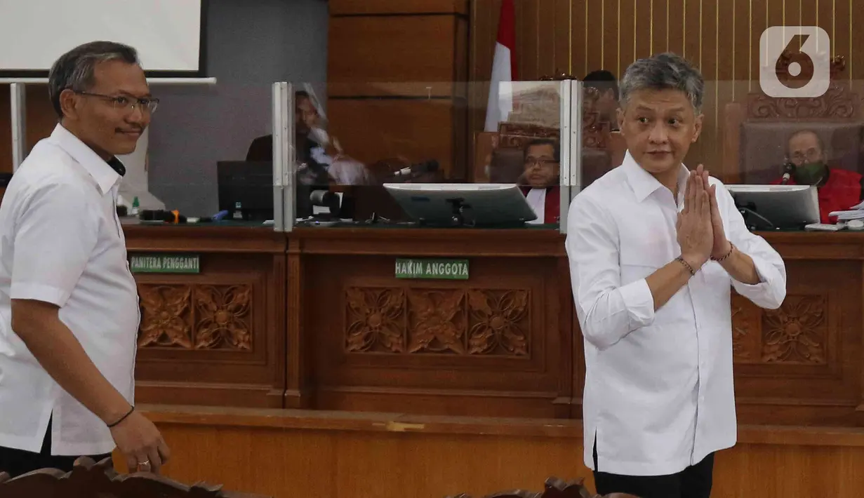 Terdakwa kasus dugaan perintangan penyidikan pembunuhan Brigadir J, Hendra Kurniawan (kanan), Agus Nurpatria (kiri) bersiap mengikuti sidang lanjutan di PN Jakarta Selatan, Kamis (23/2/2023). Sidang pembacaan vonis di tunda sampai senin (27/02/2023). (Liputan6.com/Herman Zakharia)