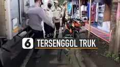 Kejadian tidak terduga terjadi saat petugas polisi tersenggol truk ketika sedang menghukum pengendara motor yang tidak patuh aturan berkendara.