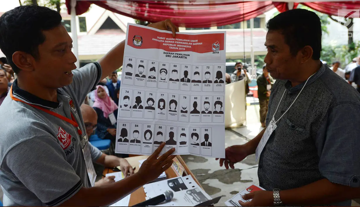 Petugas menjelaskan surat suara saat simulasi pencoblosan dan penghitungan di TPS pada Pemilihan umum 2019 di Kecamatan Tanah Abang, Jakarta, Selasa (9/4). Simulasi ini untuk memahami alur dan aturan Pemilu pada 17 April 2019. (merdeka.com/Imam Buhori)
