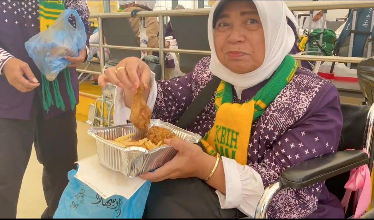 Cara mereka menikmati ayam goreng asli Saudi itu juga beragam. Ada yang makan sendiri di kursi paviliun, ada juga yang menikmatinya bersama rombongan. <br>