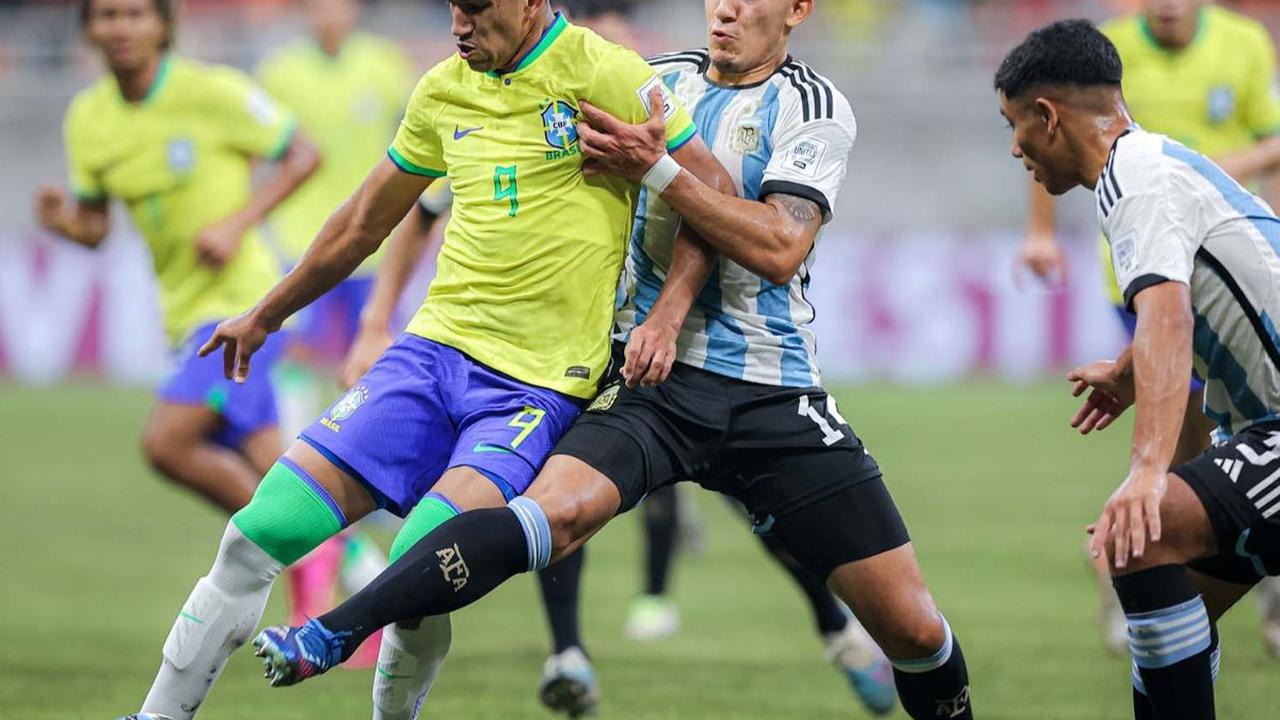 Timnas Argentina U-17 tampil superior saat menghadapi Brasil U-17 dalam laga perempat final Piala Dunia U-17 2023 di Jakarta International Stadium, Jumat (24/11/2023). Argentina sukses membungkam Tim Samba dengan skor telak 3-0.