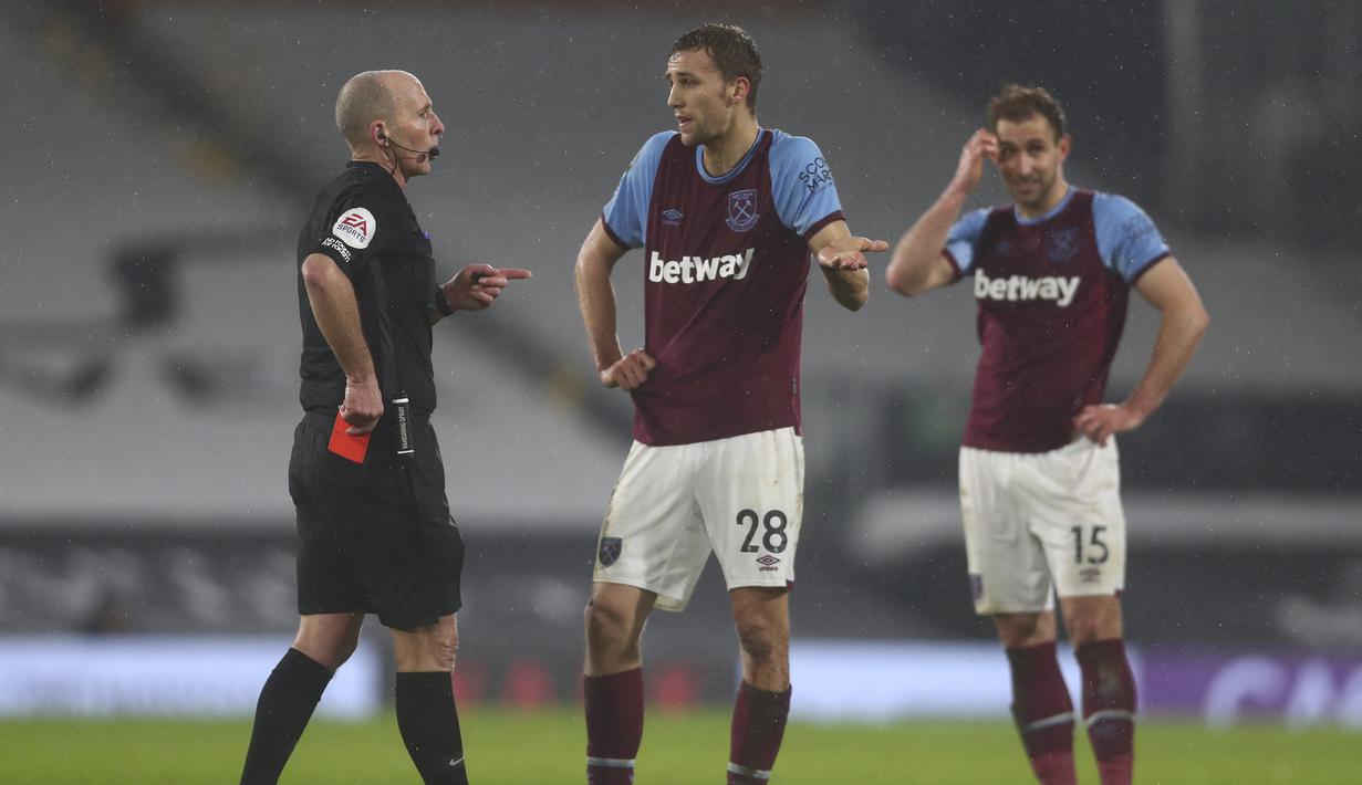 Fulham vs West Ham (7/2/2021). Wasit Mike Dean memberikan kartu merah kepada gelandang West Ham, Tomas Soucek (tengah) karena dianggap menyikut striker Fulham, Aleksandar Mitrovic. Akhirnya FA menganulir keputusan tersebut setelah kubu West Ham melakukan banding. (AFP/Clive Rose/Pool)