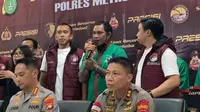 Polres Metro Jakarta Barat menggelar giat rilis terkait penangkapan Virgoun atas kasus dugaan penyalahgunaan narkoba jenis sabu.
