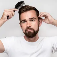 Ilustrasi pria menata rambut. (Image by Freepik)