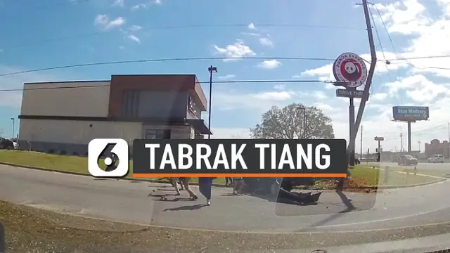 VIDEO: Mobil Hilang Kendali, Tabrak Tiang Listrik Hingga Roboh