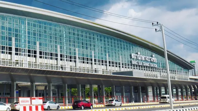 Bang Sue Grand Station merupakan stasiun kereta api terbesar di Asia Tenggara