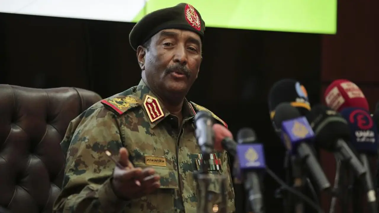 Panglima militer Sudan, Jenderal Abdel-Fattah Burhan, berbicara dalam konferensi pers di Komando Umum Angkatan Bersenjata di Khartoum, Sudan, Selasa, 26 Oktober 2021 (AP Photo)