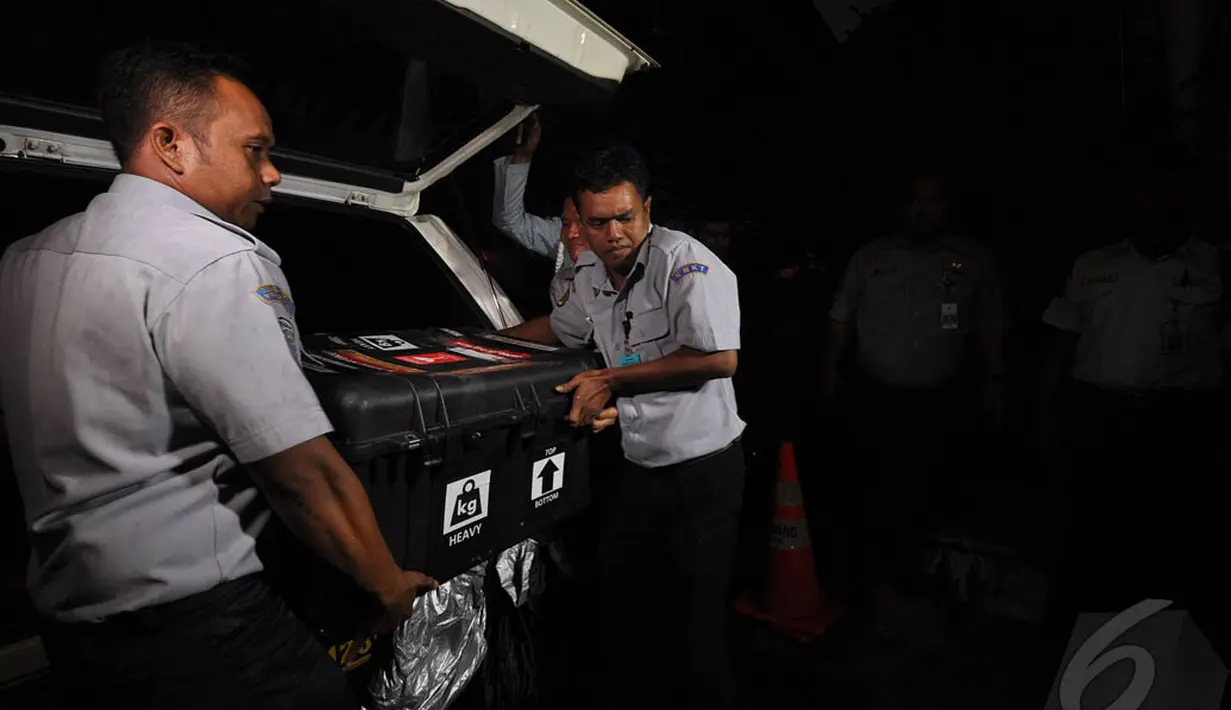 Petugas membawa kotak berisi "Black Box" jenis Flight Data Recorder (FDR) yang baru saja tiba di Gedung KNKT, Jakarta, Senin (12/1). (Liputan6.com/Miftahul Hayat)