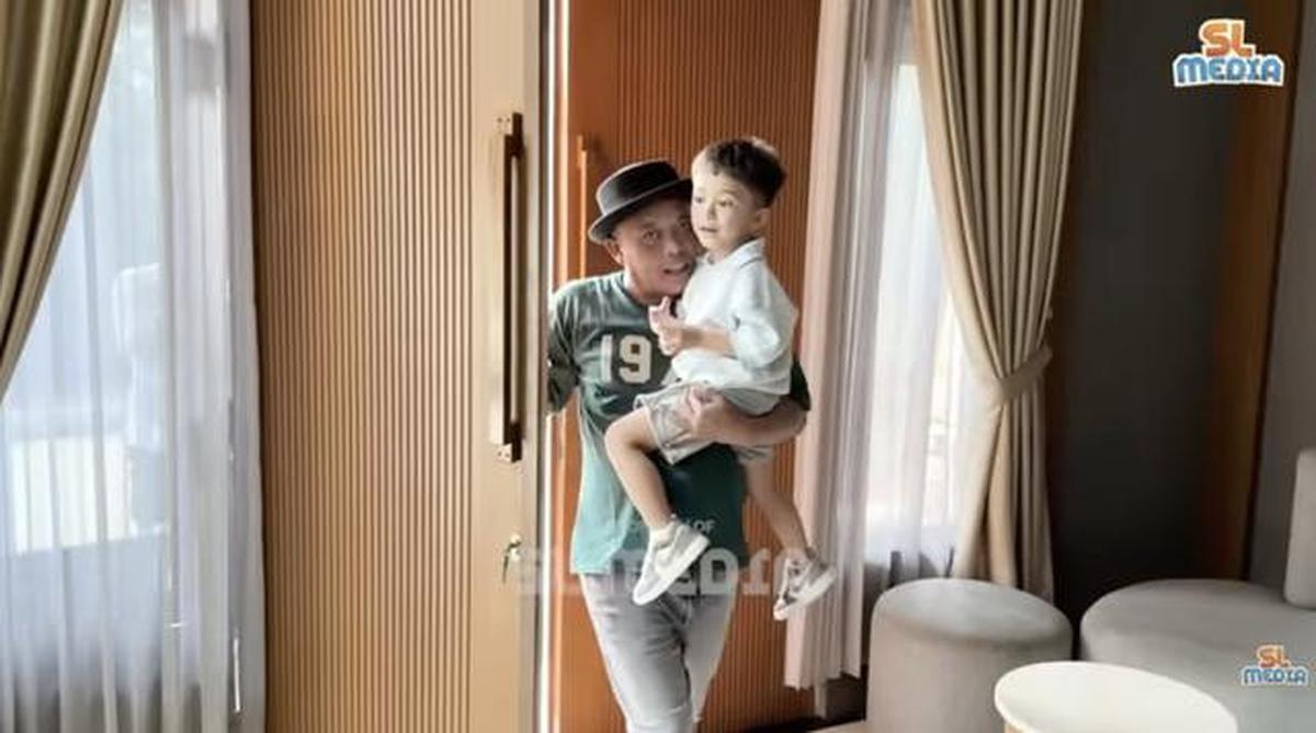 8 Potret Fasad Depan Rumah Sule: Megah, Elegan dan Penuh Karakter