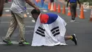 Atlet Korea Selatan, Hyunmyeong Joo melakukan selebrasi usai menempati posisi ketiga cabang olahraga jalan cepat 50 Km putra di Asian Games 2018, Jakarta, Kamis (30/8). Hyunmyeong Joo menorehkan waktu 4 jam 6 menit dan 48 detik. (Merdeka.com/Imam Buhori)
