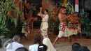 Pertunjukan Barong di The Barong and Keris Dance Catur Eka Budhi Kesiman, Bali, Kamis (27/8/2015) Para pemain Elif sangat antusias saat melihat pertunjukan Barong tersebut. (Liputan6.com/Herman Zakharia)