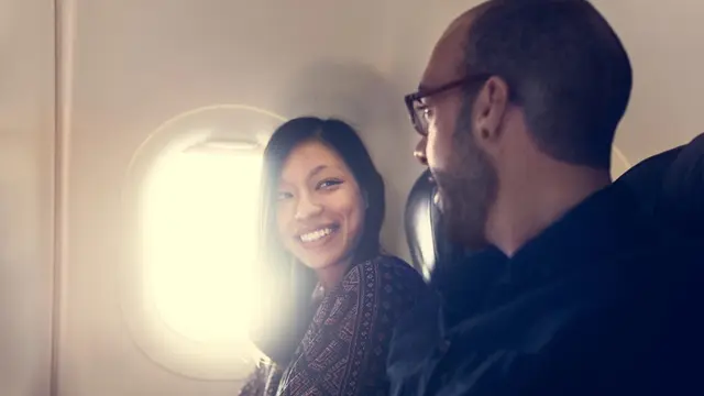 pasangan cinta di pesawat