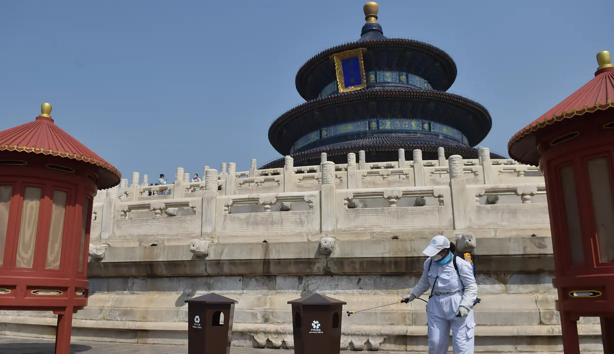 Seorang staf mendisinfeksi tempat sampah di depan Hall of Prayer for Good Harvests di Kuil Surga (Temple of Heaven) di Beijing, ibu kota China, (29/4/2020). (Xinhua/Peng Ziyang)