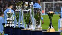 Manchester City memamerkan lima trofi yang telah mereka menangkan pada tahun 2023 (dari kiri ke kanan): Piala FA Inggris,&nbsp;Premier League&nbsp;Inggris, Liga Champions UEFA, Piala Super UEFA, dan Piala Dunia Antarklub, menjelang pertandingan Premier League Inggris antara Manchester City dan Sheffield United di Stadion Etihad di Manchester, Inggris barat laut, pada 30 Desember 2023. (Oli SCARFF/AFP)