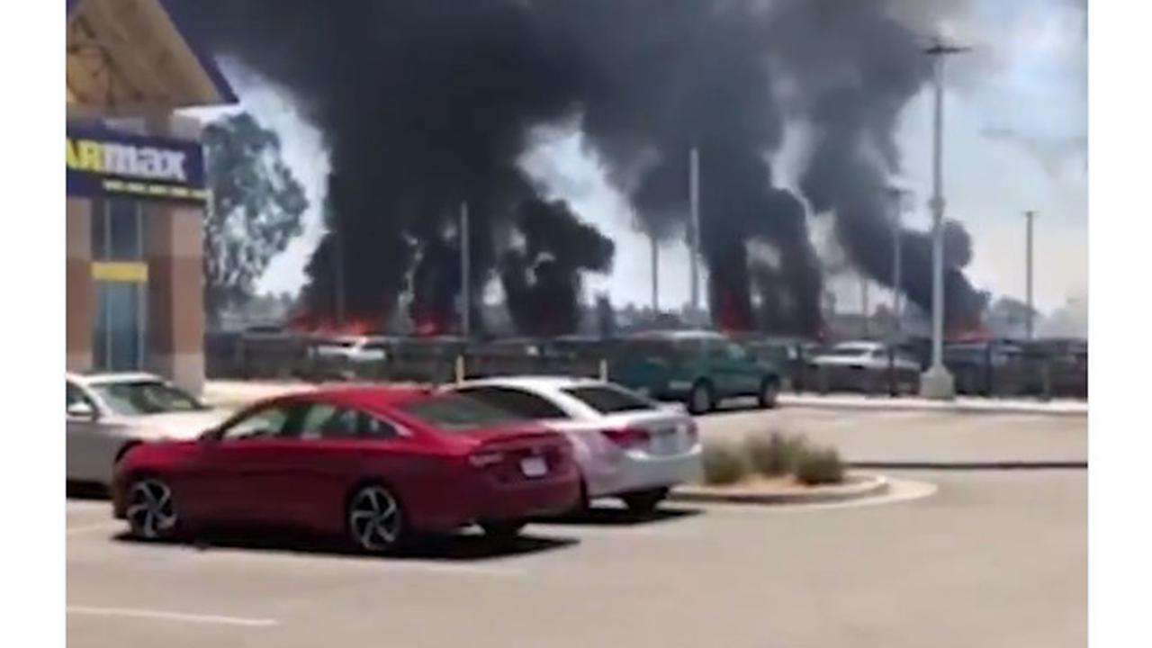 puluhan mobil yang tengah terparkir di Bakersfield, California terbakar