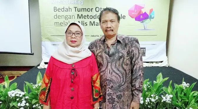 Ditemani sang suami, Fendi, Lina Hariani bisa melihat kembali setelah operasi tumor otak. (Liputan6.com/Fitri Haryanti Harsono)