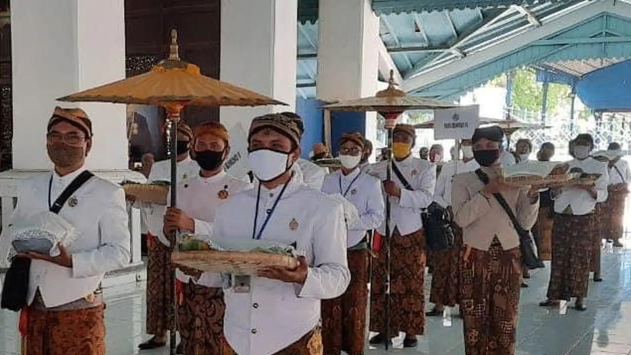 KRMP. Edwin Putrakusumo satunggaling Warga Blora ingkang ugi dharah dalem Kraton Surakarta Hadiningrat ingkang nindaaken dawuh dalem Lembaga Dewan Adat Kraton Surakarta Hadiningrat (Liputan6.com/Ahmad Adirin)